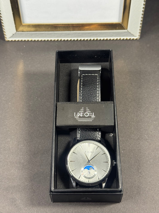 Tomi Classic Silver: Black Leather Edition