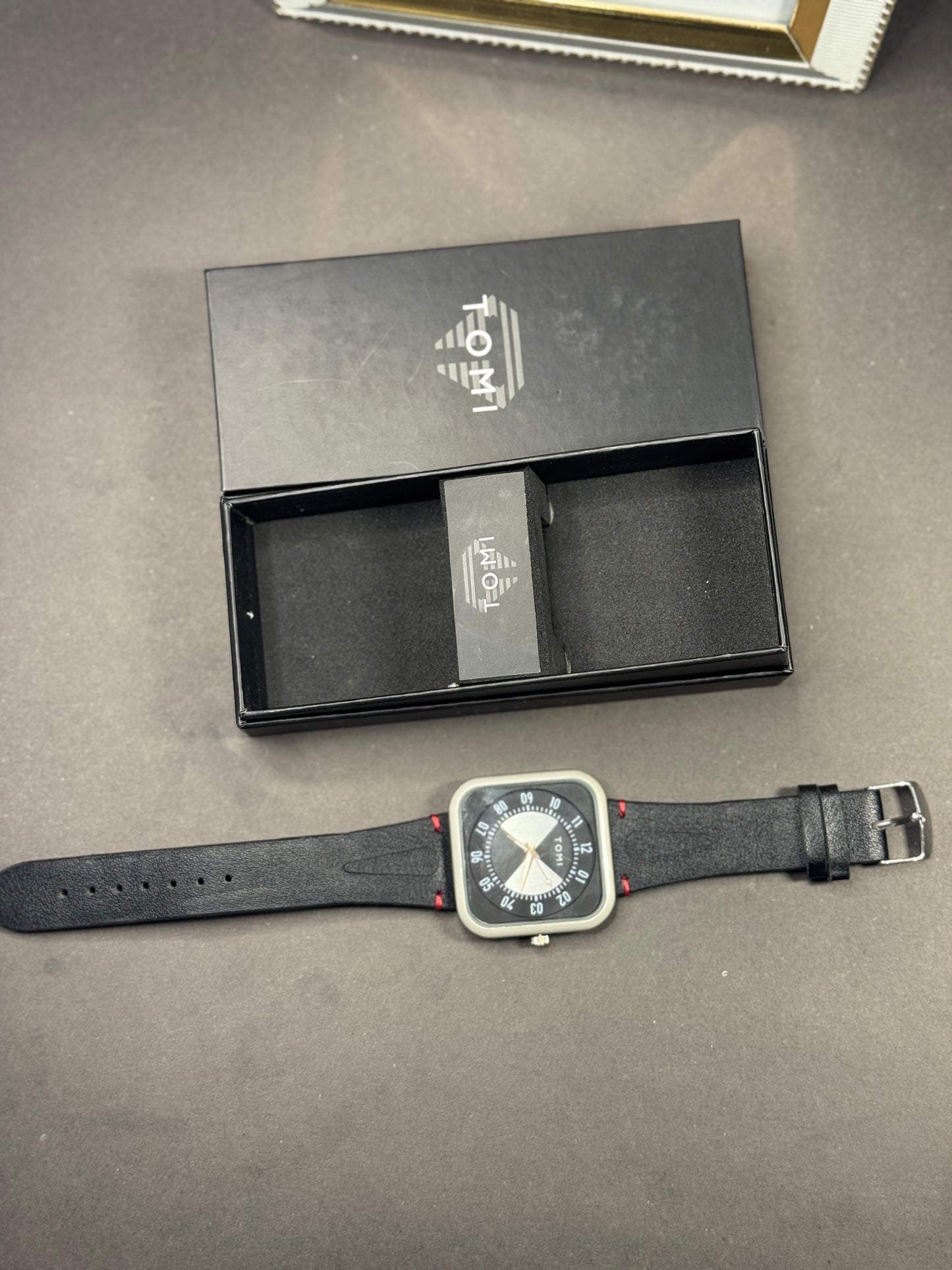 Tomi Sport Square: Black & Red Accent