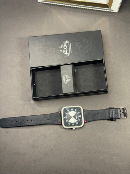 Tomi Sport Square: Black & Red Accent