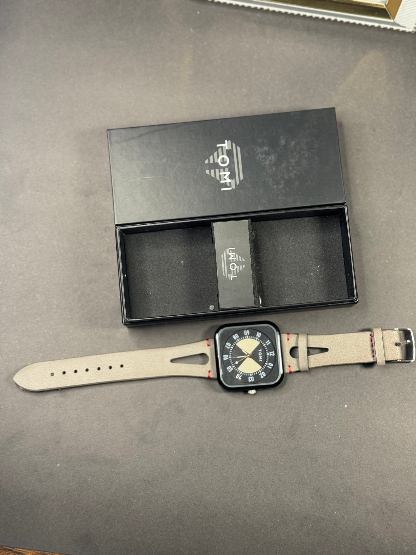 Tomi Sport Square: Black & Red Accent